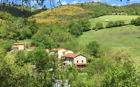Les Trois Noyers